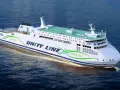 Nowy, biały prom "Unity Line" z zielonym napisem "Green Ship" płynie po wodzie.