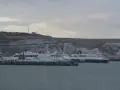 Promy z samochodami czekają na rejs do Anglii. Zastanawiasz się, ile kosztuje prom do Anglii z samochodem? Widok na białe klify Dover.
