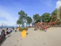 Spacer w Rewalu z rzeźbą wieloryba i kwitnącymi kwiatami. Wspaniałe rewal i okolice atrakcje dla każdego.