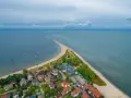 Widok z lotu ptaka na nadmorską miejscowość z plażą i morzem.
