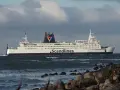 Prom Scandlines "Kronprins Frederik" płynie przez wzburzone morze, pokonując trasę Rostock-Gedser.
