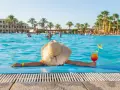 Relaks przy basenie z drinkiem, idealne miejsce, gdzie na all inclusive w maju.