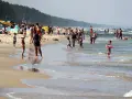 Ludzie kąpią się w Bałtyku, szukając miejsca, gdzie jest najcieplejsza woda. Słoneczny dzień na plaży z rodzinami i dziećmi.