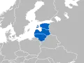 Mapa Europy z zaznaczonymi na niebiesko krajami bałtyckimi: Estonią, Łotwą i Litwą.