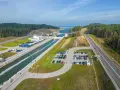 Widok z lotu ptaka na śluzę w Krynica Morska, kanał, parking i las.