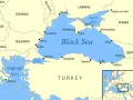 Mapa Morza Czarnego z zaznaczonym portem na Krymie, Sewastopolem, oraz innymi miastami nad jego brzegami.
