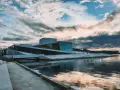Oslo Opera House, nowoczesna architektura nad wodą. Warto zobaczyć to miejsce, spacerując po dachu i podziwiając widoki.