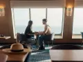 Para zakochanych trzyma się za ręce przy oknie na statku Stena Line. Romantyczne chwile i atrakcje na morzu.