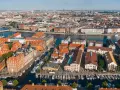 Widok z lotu ptaka na Kopenhagę, kanały pełne łodzi i promów. Idealne miejsce na wycieczkę promem do Kopenhagi.