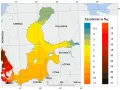 Mapa Bałtyku z kolorami wskazującymi zasolenie wody, od niskiego (niebieski) do wysokiego (czarny).