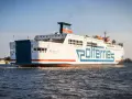 Prom "Mazovia" Polferries wypływa z portu w Ystad.
