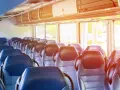 Puste siedzenia w autobusie lub pociągu z widokiem przez okno.