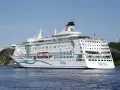 Duży biały prom "Birka Gotland" płynie po wodzie. To idealny środek transportu na podróż z Polski na Gotlandię.
