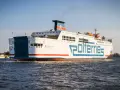 Prom "Mazovia" Polferries płynie do Świnoujścia. Duży biały prom z niebieskimi napisami na wodzie.