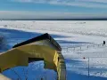 Zamarznięty Bałtyk, pokryty lodem i śniegiem, z widoczną łodzią na pierwszym planie. Czy bałtyk kiedyś zamarzł? Tak, wygląda na to, że tak.
