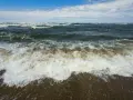 Fale rozbijają się o brzeg. Morze Bałtyckie, gdzie jest najwięcej jodu w Europie, wzywa na spacer.