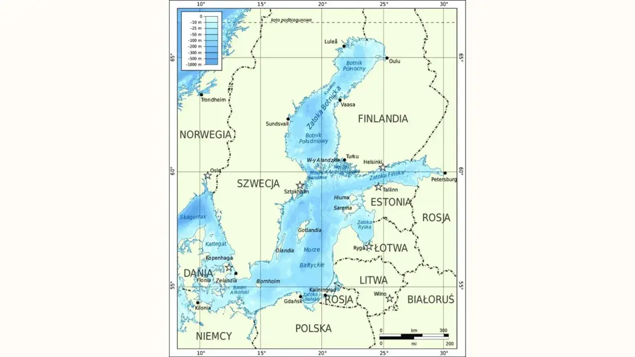 Mapa batymetryczna Morza Bałtyckiego i cieśnin. Pokazuje głębokości, kraje nadbałtyckie: Szwecję, Finlandię, Estonię, Łotwę, Litwę, Polskę, Niemcy, Danię i Norwegię.