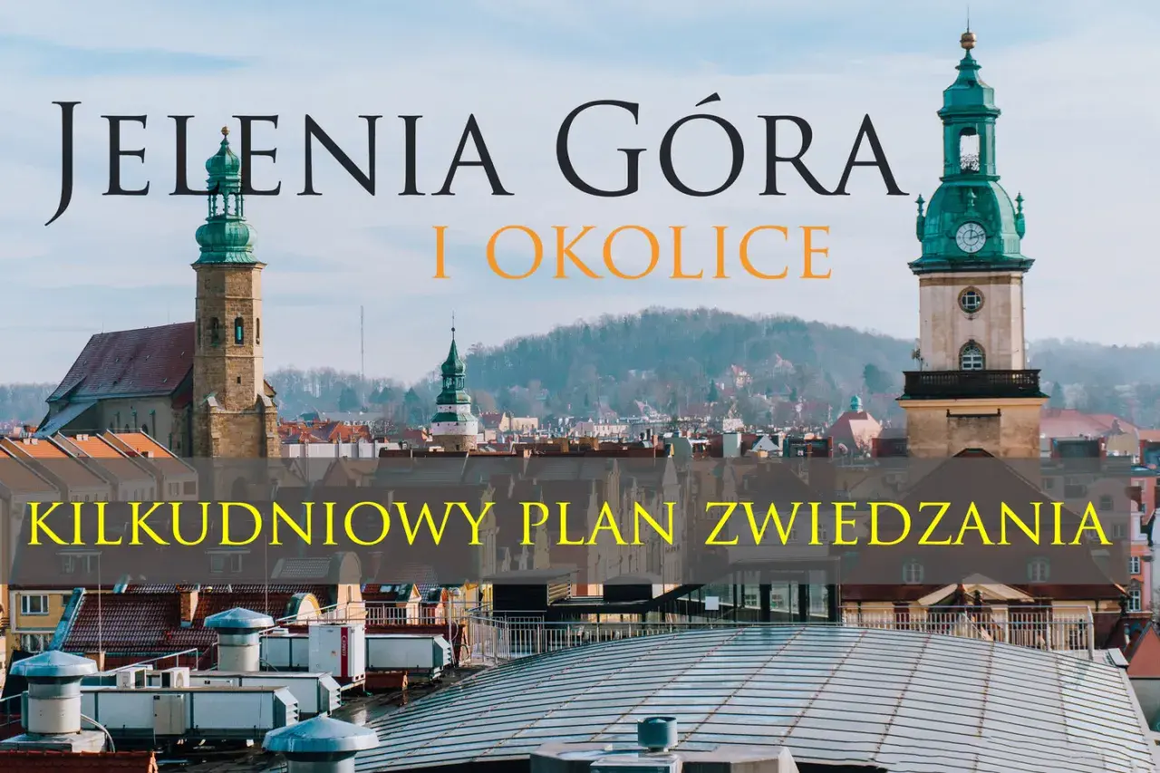 Jelenia Góra i okolice: plan zwiedzania. Widok na zabytkowe wieże i dachy miasta.