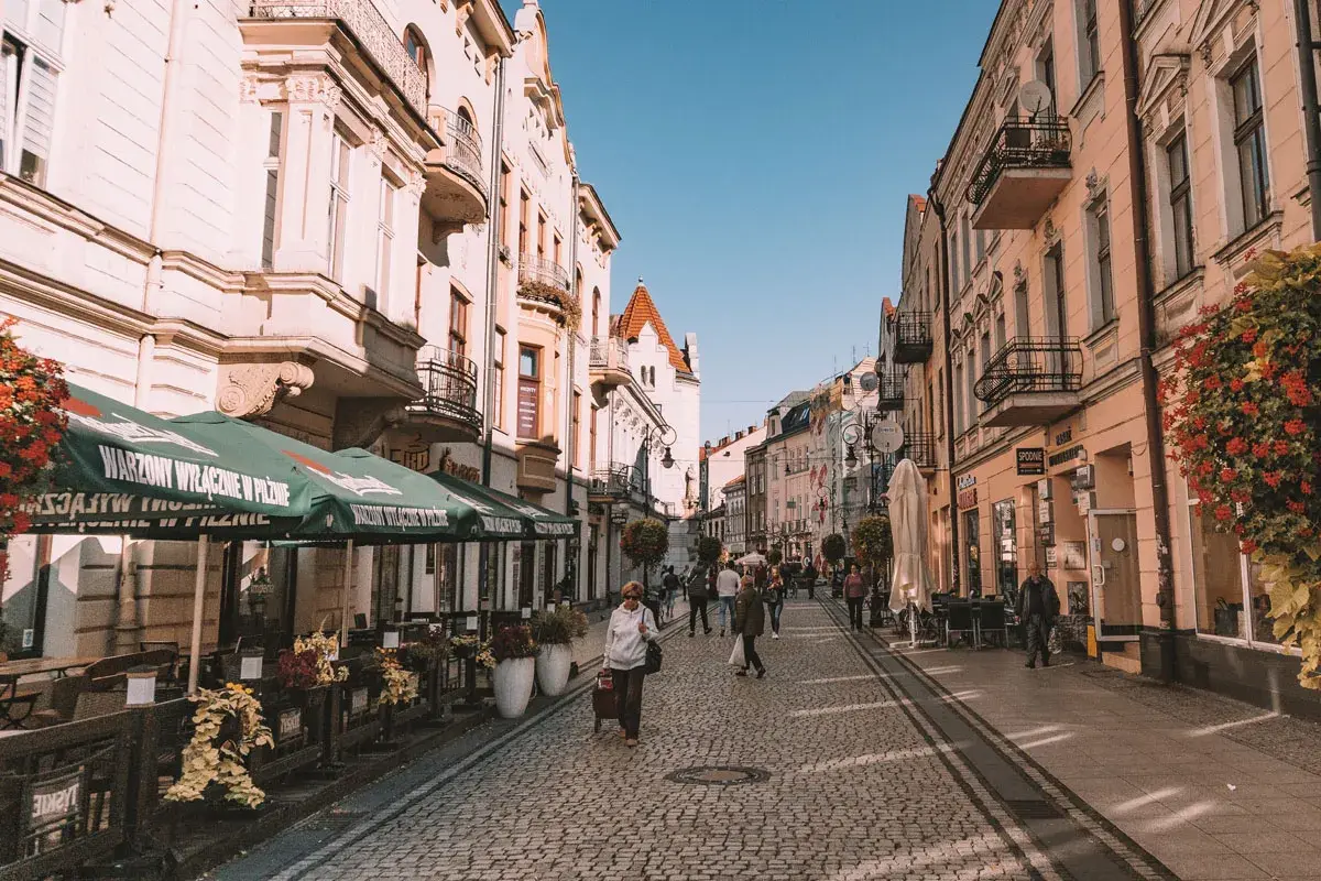 Spacer po urokliwym rynku w Nowym Sączu, gdzie kamienice i kawiarniane ogródki tworzą niepowtarzalny klimat. Odkryj nowe atrakcje!