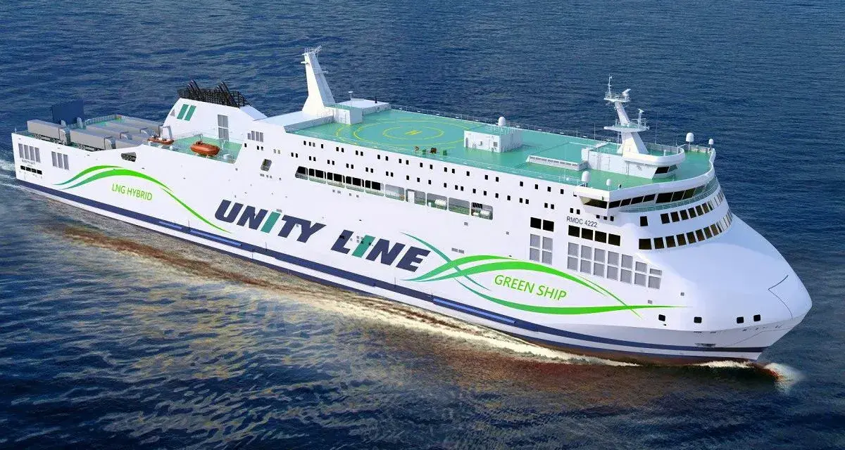 Nowy, biały prom "Unity Line" z zielonym napisem "Green Ship" płynie po wodzie.