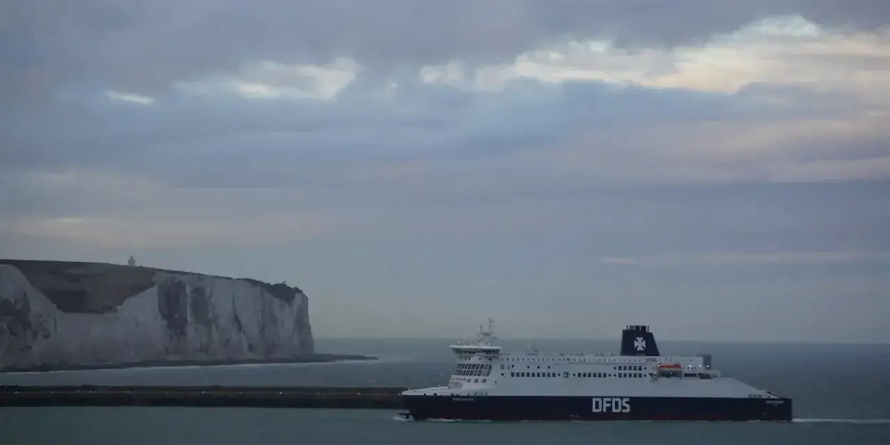 Prom DFDS płynie w kierunku białych klifów Dover. Podróż z Dunkierki do Dover trwa ok. 2 godzin.