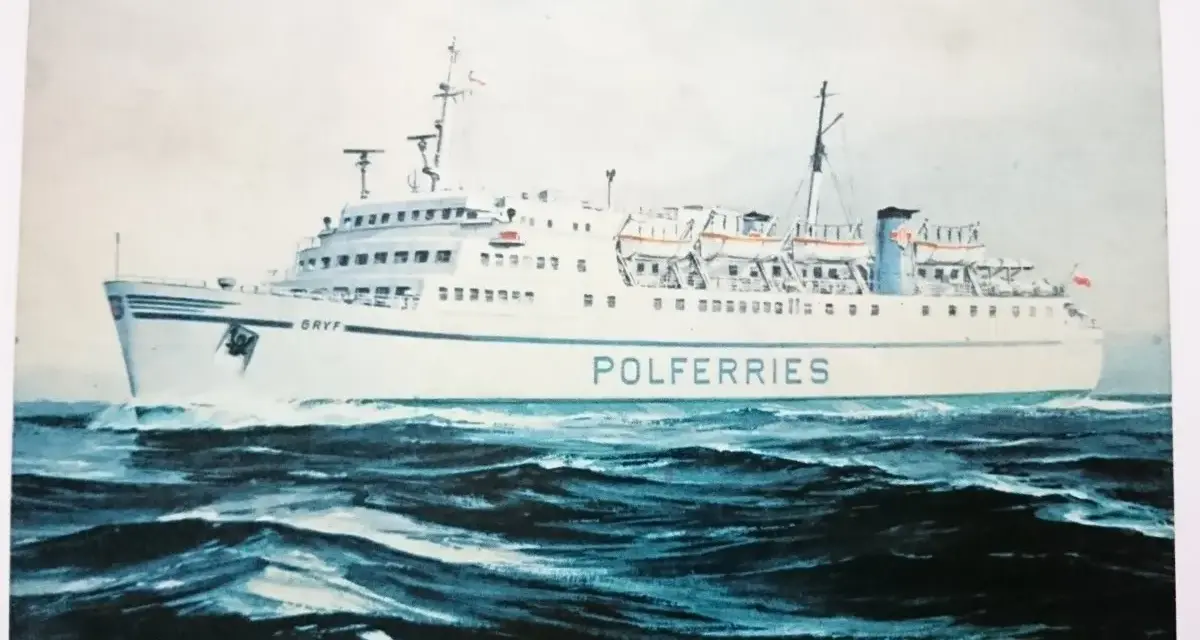Namalowany statek pasażerski "Gryf" z napisem "POLFERRIES" na burcie, symbol polskiej żeglugi bałtyckiej, pruje fale.