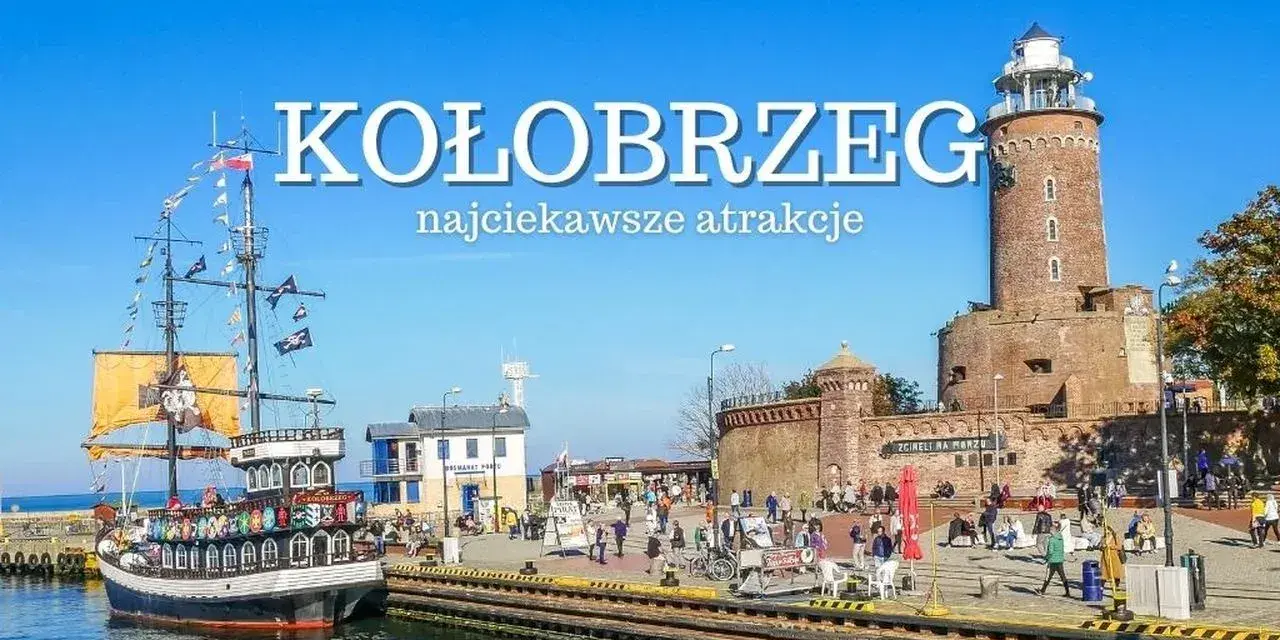 Port w Kołobrzegu z latarnią morską i statkiem pirackim. Idealne miejsce, by zobaczyć, co zwiedzić w Kołobrzegu.