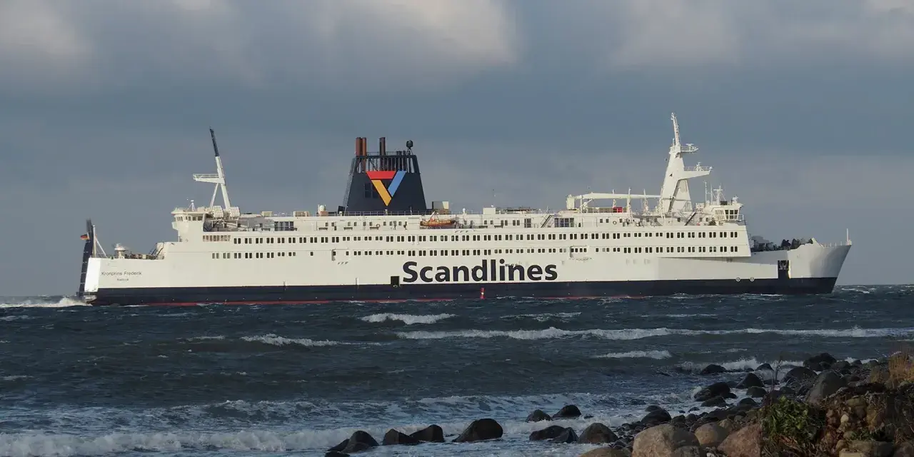 Prom Scandlines "Kronprins Frederik" płynie przez wzburzone morze, pokonując trasę Rostock-Gedser.