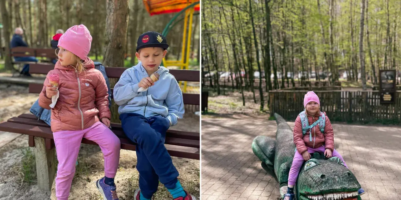 Dzieci jedzą lody i bawią się na drewnianym dinozaurze. Wspaniałe atrakcje dla dzieci w Ustce!