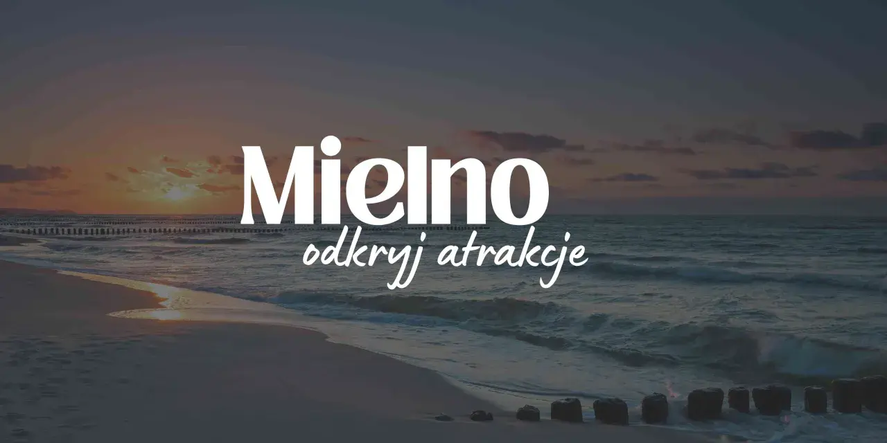 Zachód słońca nad morzem w Mielnie z tekstem "Mielno odkryj atrakcje".
