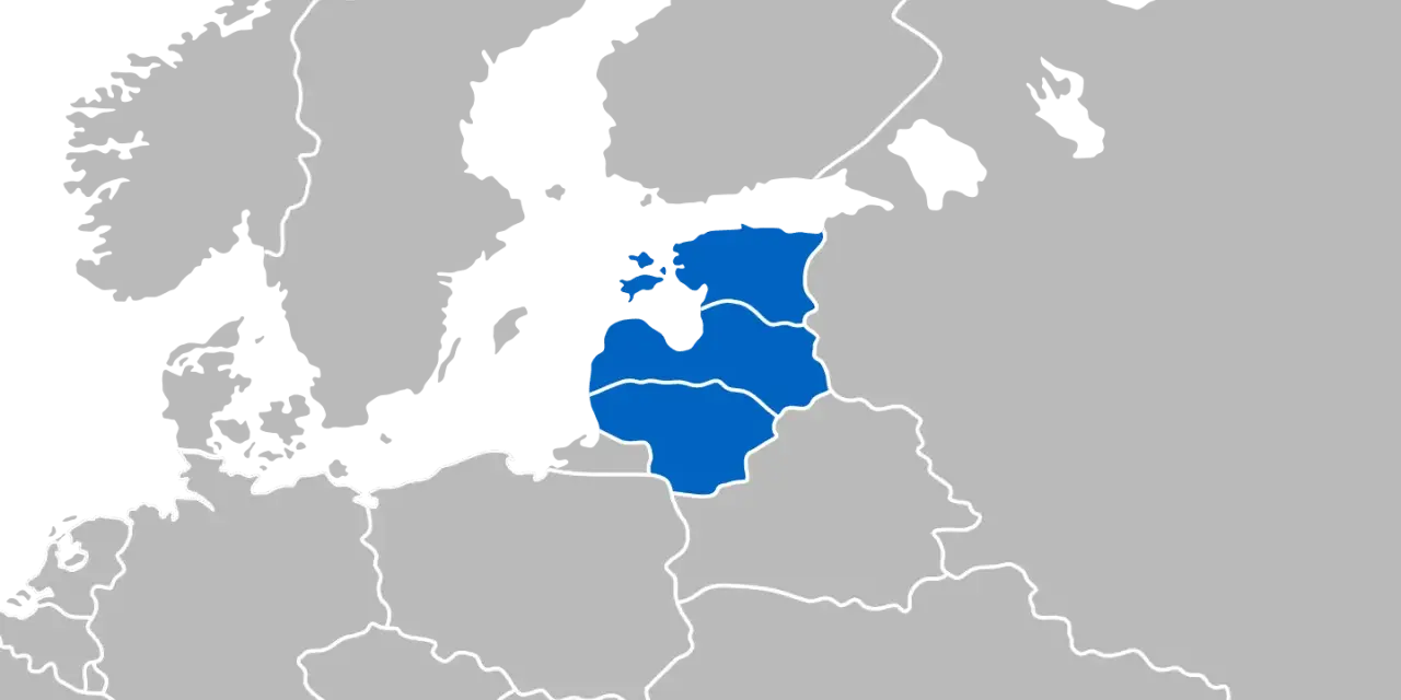Mapa Europy z zaznaczonymi na niebiesko krajami bałtyckimi: Estonią, Łotwą i Litwą.