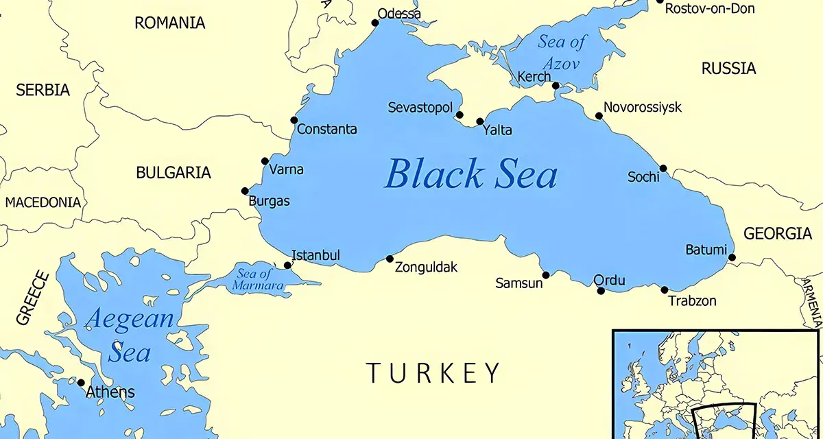 Mapa Morza Czarnego z zaznaczonym portem na Krymie, Sewastopolem, oraz innymi miastami nad jego brzegami.