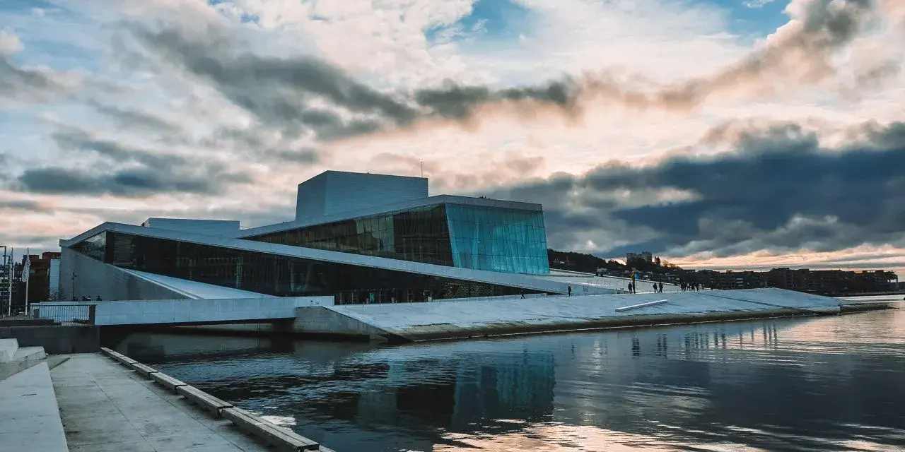Oslo Opera House, nowoczesna architektura nad wodą. Warto zobaczyć to miejsce, spacerując po dachu i podziwiając widoki.
