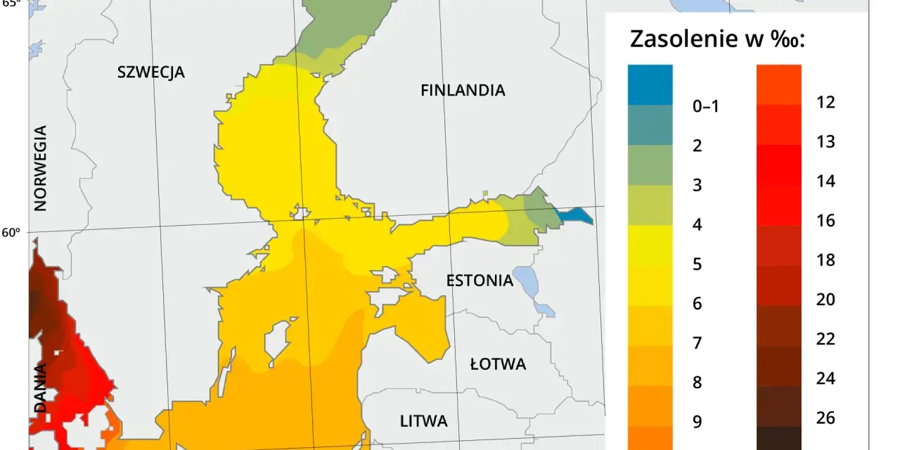 Mapa Bałtyku z kolorami wskazującymi zasolenie wody, od niskiego (niebieski) do wysokiego (czarny).