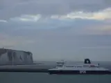 Prom DFDS płynie w kierunku białych klifów Dover. Podróż z Dunkierki do Dover trwa ok. 2 godzin.