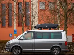 Kamper z boxem dachowym, gotowy na podróż. Zastanawiasz się, ile kosztuje prom, by zabrać go na wyspę?