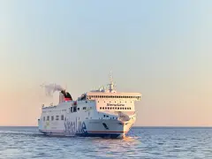Prom Stena Line płynie po spokojnym morzu. Pamiętaj, czego nie można zabrać na prom, by podróż była bezpieczna i przyjemna.