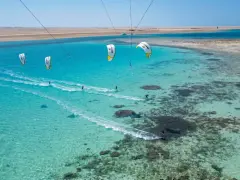 Kitesurferzy na turkusowym morzu w Egipcie. Wspaniałe, płytkie wody idealne do sportów wodnych.