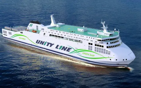 Nowy, biały prom "Unity Line" z zielonym napisem "Green Ship" płynie po wodzie.