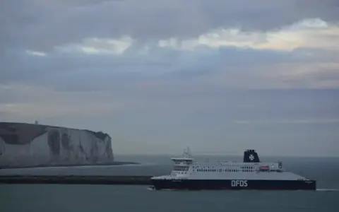 Prom DFDS płynie w kierunku białych klifów Dover. Podróż z Dunkierki do Dover trwa ok. 2 godzin.