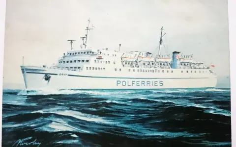 Namalowany statek pasażerski "Gryf" z napisem "POLFERRIES" na burcie, symbol polskiej żeglugi bałtyckiej, pruje fale.