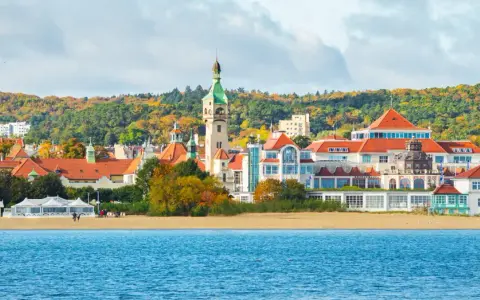 Sopot: malownicze budynki z czerwonymi dachami, wieża widokowa i plaża. Warto zobaczyć to miasto jesienią!