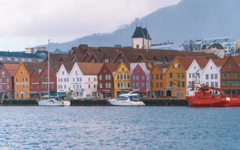 Kolorowe kamienice nad wodą w Bergen. Zastanawiasz się, ile płynie prom z Gdańska do Norwegii?