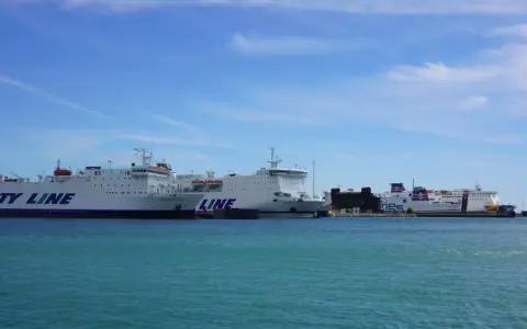 Promy Unity Line i Fjord Line czekają w porcie. Zastanawiasz się, ile płynie prom z Ystad do Świnoujścia?