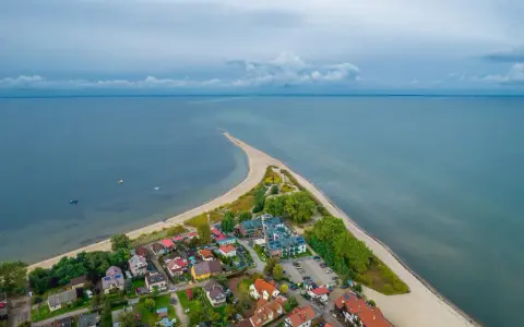 Widok z lotu ptaka na nadmorską miejscowość z plażą i morzem.