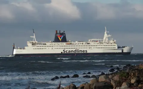 Prom Scandlines "Kronprins Frederik" płynie przez wzburzone morze, pokonując trasę Rostock-Gedser.