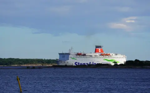 Prom Stena Line płynie z Gdyni do Karlskrony. Podróż trwa ok. 10 godzin.