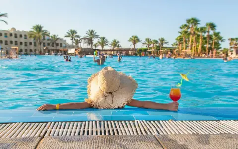 Relaks przy basenie z drinkiem, idealne miejsce, gdzie na all inclusive w maju.