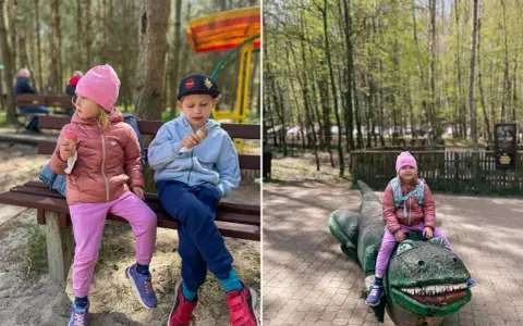 Dzieci jedzą lody i bawią się na drewnianym dinozaurze. Wspaniałe atrakcje dla dzieci w Ustce!