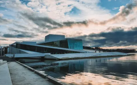 Oslo Opera House, nowoczesna architektura nad wodą. Warto zobaczyć to miejsce, spacerując po dachu i podziwiając widoki.